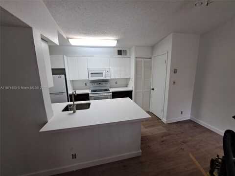 2946 S University Dr, Davie, FL 33328