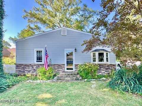 7 Avenue B, Helmetta, NJ 08828