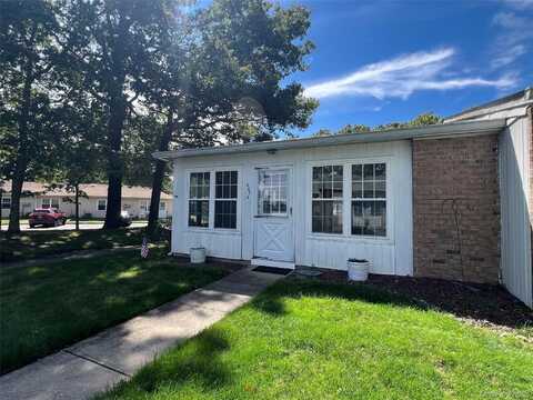 402a Woodbridge Drive, Ridge, NY 11961
