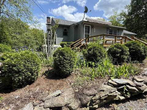 22 Sand Hill Road, Wiscasset, ME 04578