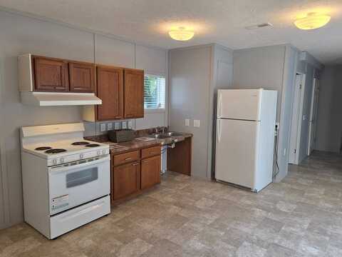 113 SE Willow Way, Topeka, KS 66609