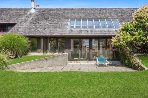 4 Bridlerun CT, East Hampton, NY 11937