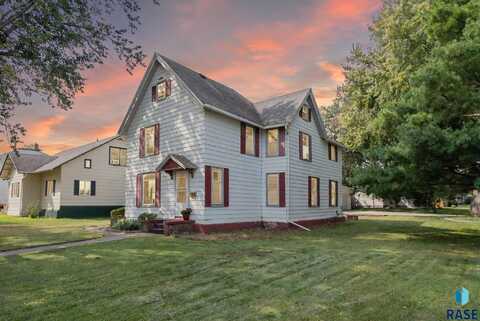 121 N Liberty Ave, Madison, SD 57042