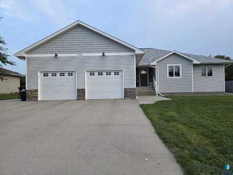 1501 Sawgrass Ave, Mitchell, SD 57301