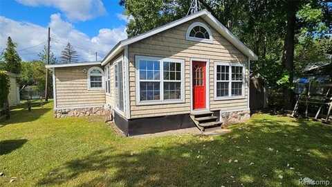 9620 Base Lake Rd, Pinckney, MI 48169