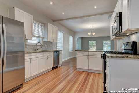 1932 W Huisache, San Antonio, TX 78201