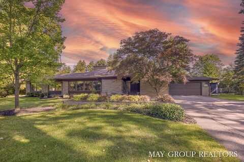 2727 Cascade Road SE, Grand Rapids, MI 49506