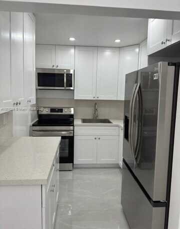 2905 Pierce St, Hollywood, FL 33020
