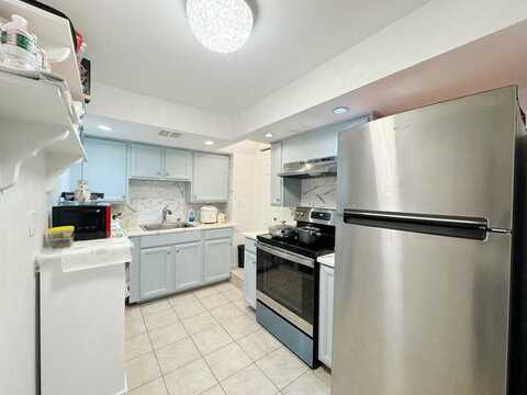 195 Thomas Burgin Pkwy, Quincy, MA 02169
