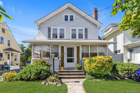 21 Carter Court, Lynbrook, NY 11563