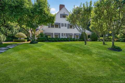 42 Clocktower Lane, Old Westbury, NY 11568