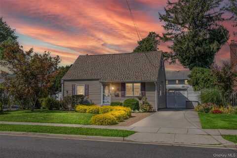 10 Nassau Avenue, Plainview, NY 11803