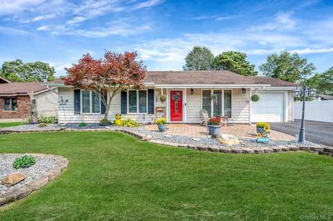 21 Windermere Drive, Holbrook, NY 11741