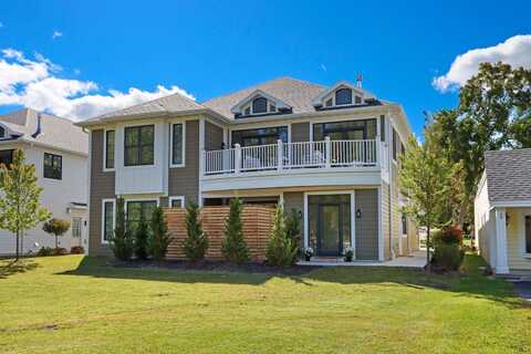 563 Mill Street, Fontana, WI 53125