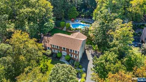43 Round Hill Road, Kinnelon, NJ 07405