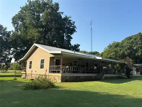 500 S Puryear Street, Saint Jo, TX 76265