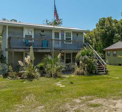 66 8th St, Apalachicola, FL 32320
