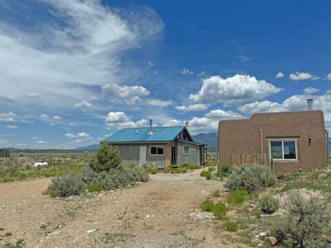 620 Tune Drive, Arroyo Hondo, NM 87513