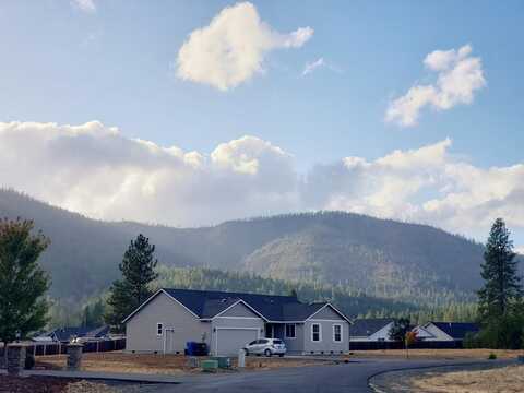 585 E Forks Circle, Cave Junction, OR 97523