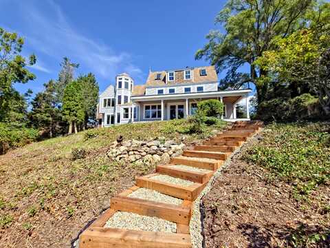 10 Squeteague Harbor Road, Cataumet, MA 02534
