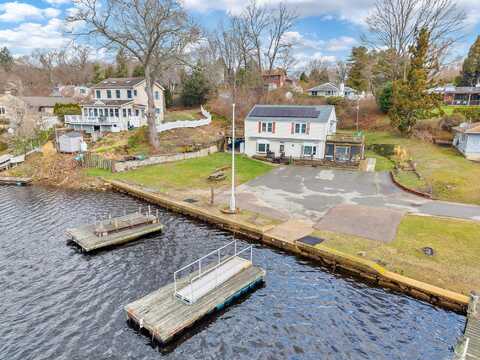 15 Bolles Courts, Waterford, CT 06375