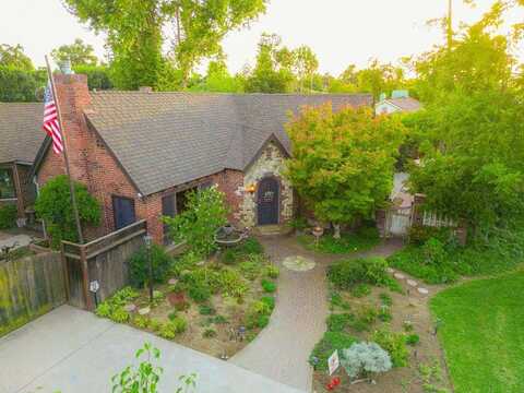 420 Hampton Way E, Fresno, CA 93704