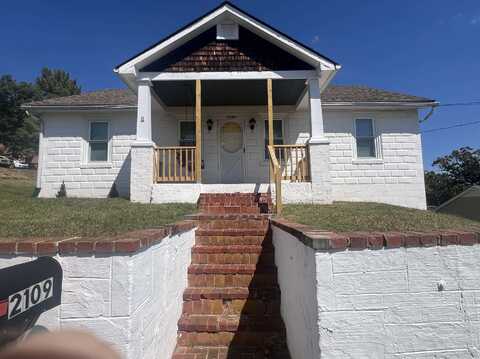 2109 ORANGE ST, STAUNTON, VA 24401
