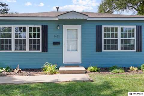 7432 La Vista Drive, La Vista, NE 68128