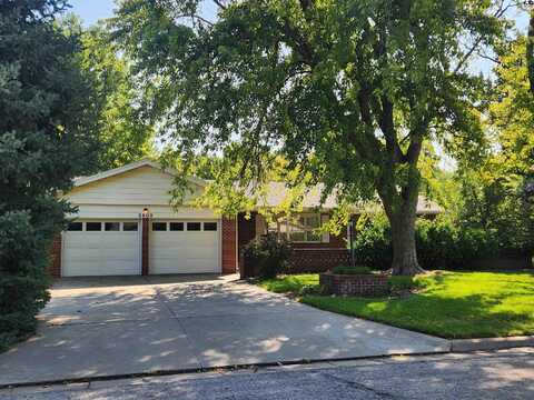2802 Pama Lou Ave, Hutchinson, KS 67502