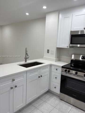 2154 W 60th St, Hialeah, FL 33016