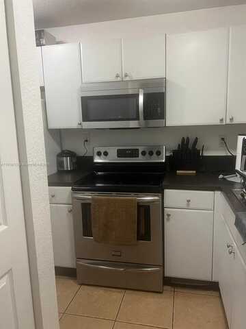 7995 NW 8th St, Miami, FL 33126
