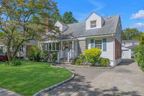 35 Kingston Street, New Hyde Park, NY 11040