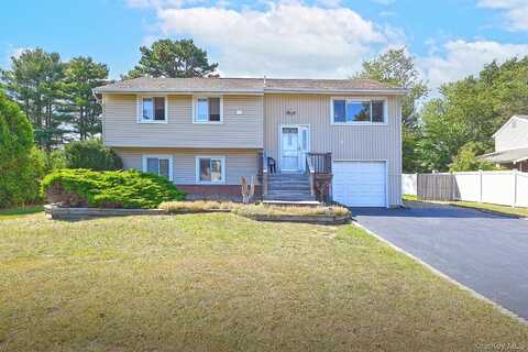 8 Nantucket Drive, Medford, NY 11763