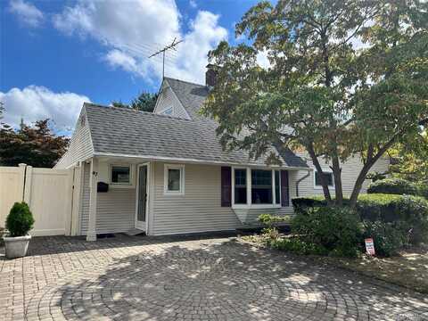 47 Link Lane, Hicksville, NY 11801