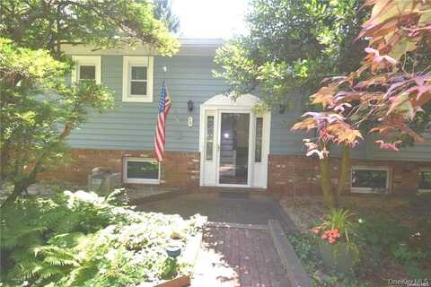 76 E Rogues Path, Huntington Station, NY 11746