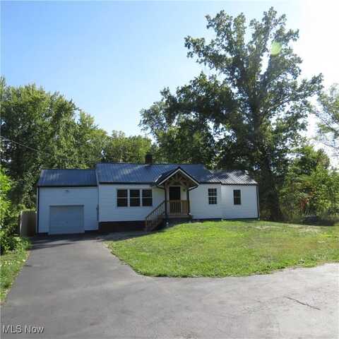 6069 Center Road, Lowellville, OH 44436