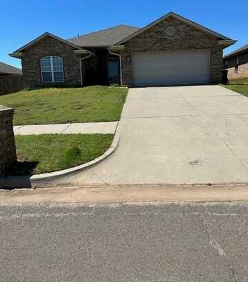 1409 Meadow Run Drive, Moore, OK 73160