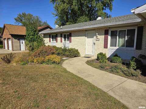 2104 SIERRA Drive, Pekin, IL 61554
