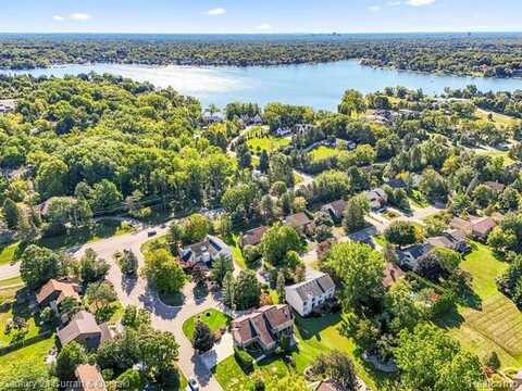 5084 Champlain Circle, West Bloomfield, MI 48323