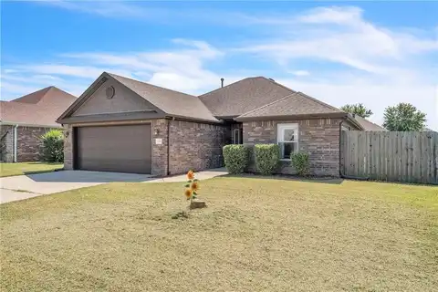 402 E Sweetwater DR, Rogers, AR 72758