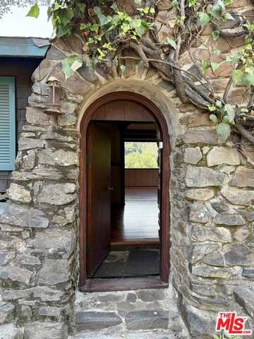 713 Robinson Rd, Topanga, CA 90290