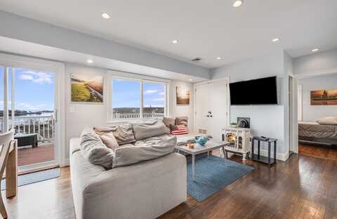 17 Silva Ct 3, Gloucester, MA 01930