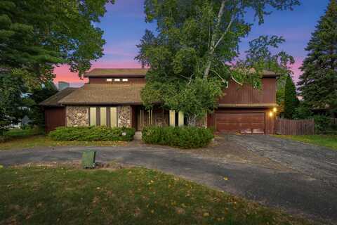 1525 MOCCASIN Trail, Benton Harbor, MI 49022