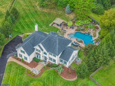 16 Manchur Ct, Raritan, NJ 08822