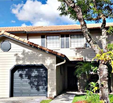 9064 Vineyard Lake Dr, Plantation, FL 33324