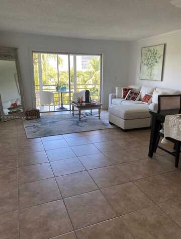 300 NE 14th Ave, Hallandale Beach, FL 33009