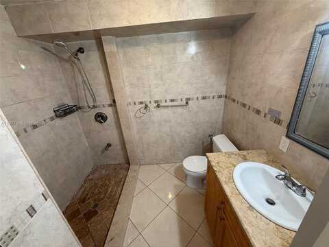 1325 W 68th St, Hialeah, FL 33014