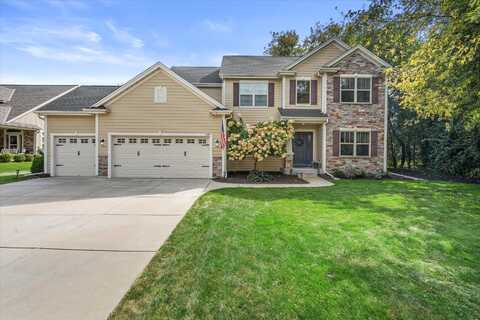 449 Lake Bluff Dr, Oconomowoc, WI 53066