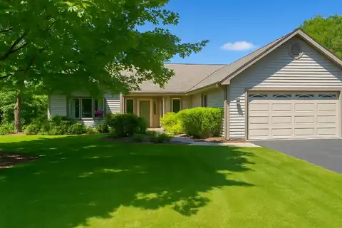 W168n10315 Wild Rose Ln, Germantown, WI 53022