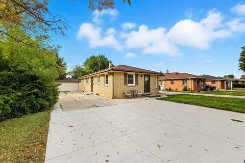 2105 W Carpenter Ave, Milwaukee, WI 53221
